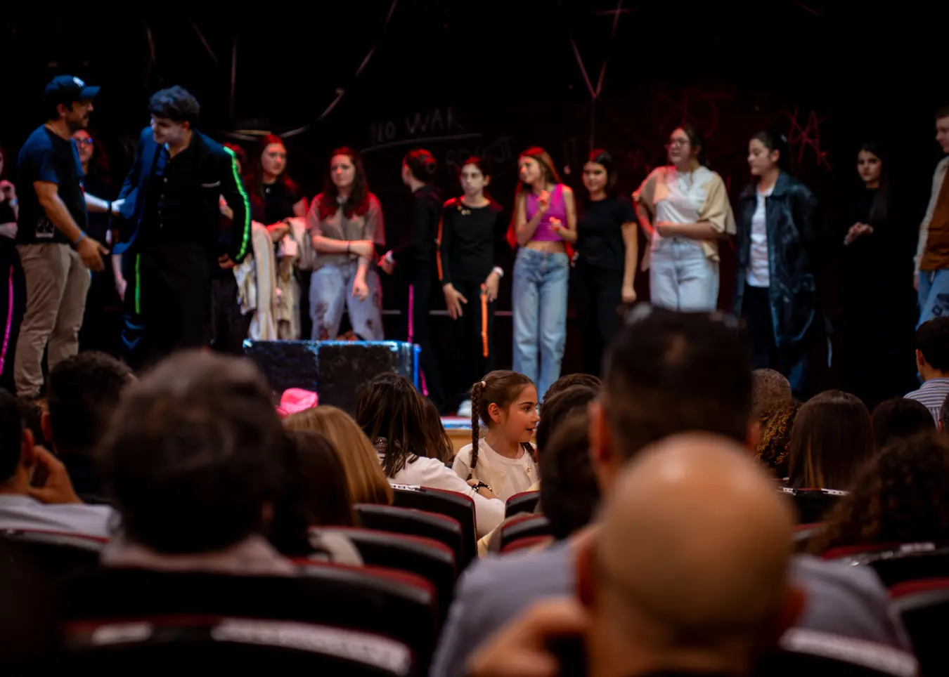 Allievi Proteatro sul palco davanti al pubblico in sala